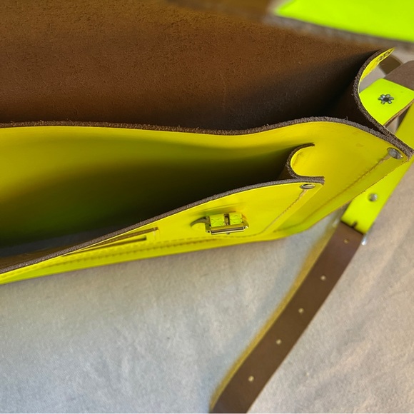 The Cambridge Satchel Company Women’s Leather Crossbody Bag Neon Yellow - Picture 5 of 9